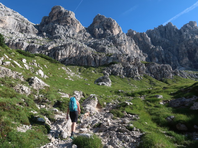 Larissa zwischen Rifugio Guido Corsi und Sentiero Anito Goitan