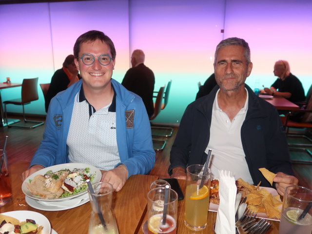 Jakob und Friedrich im Caf&eacute; Cuadro