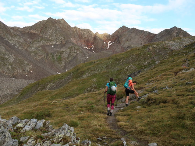 Ursa und Larissa am Wiener Höhenweg zwischen Tramerbach und Kesselkeessattel (13. Aug.)