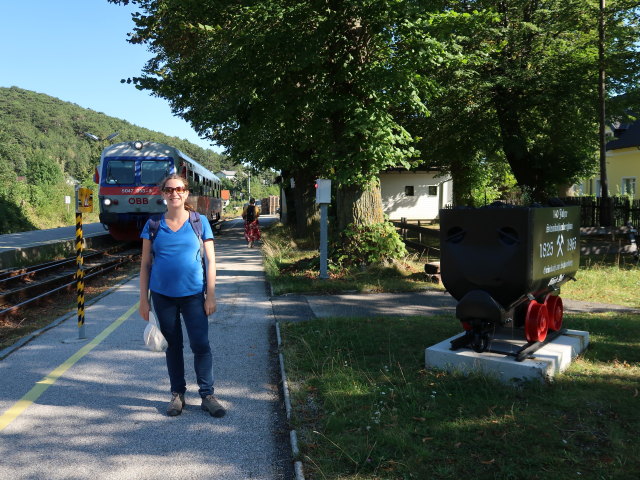 Sabine im Bahnhof Grünbach am Schneeberg, 557 m