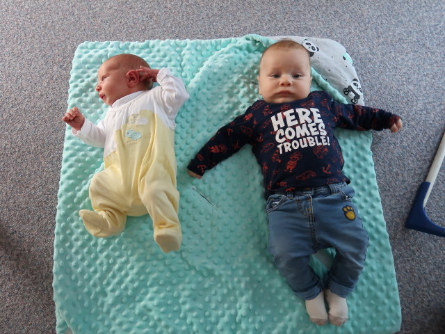 Nils und Lukas in unserer Wohnung