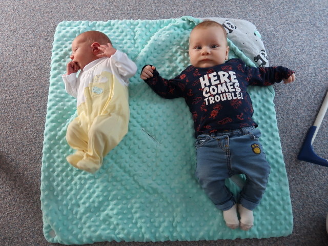 Nils und Lukas in unserer Wohnung