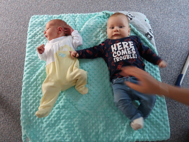 Nils und Lukas in unserer Wohnung