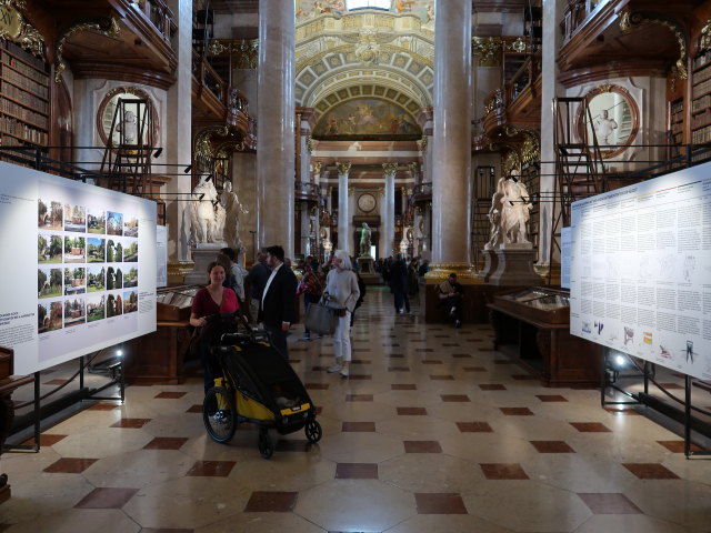 Sabine und Nils in der Sonderausstellung 'Von Gärten und Menschen'