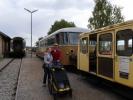 Zayataler Schienentaxi: Sabine, ich und Nils im Bahnhof Asparn an der Zaya