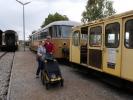 Zayataler Schienentaxi: Sabine, ich und Nils im Bahnhof Asparn an der Zaya