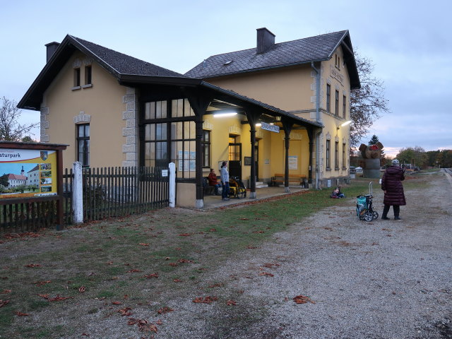 Sabine in der Haltestelle Geras-Kottaun, 460 m