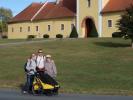 Sabine, ich und Oma beim Meierhof