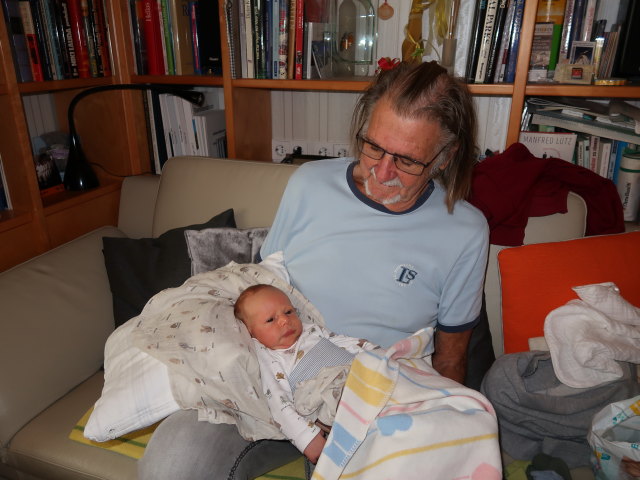 Nils und Papa im Haus meiner Eltern