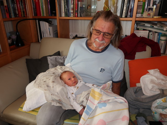 Nils und Papa im Haus meiner Eltern