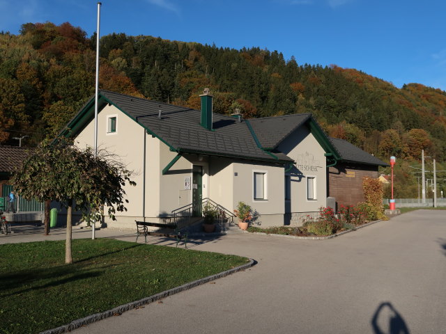 Mama im Bahnhof Rabenstein an der Pielach, 341 m