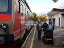 Brigitte, Sabine und Mama im Bahnhof Kreisbach, 325 m