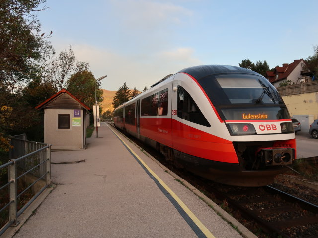 R 6587 im Bahnhof Dreistetten, 344 m