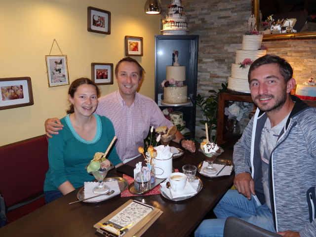 Sabine, ich und Georg in der Eiscafékonditorei Zuckero (30. Okt.)