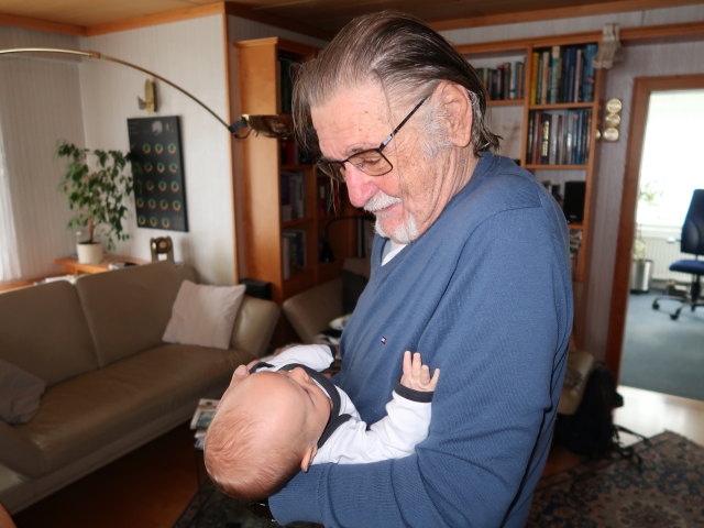 Nils und Papa im Haus meiner Eltern