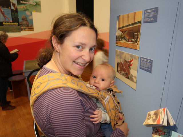 Sabine und Nils in der Sonderausstellung 'Zimmer frei! Urlaub auf dem Land'