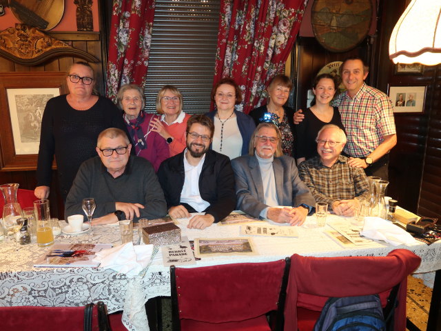 Karin, Franz, Oma, Mama, Markus, Brigitte, Papa, Eveline, Sabine, Franz und ich im Marchfelderhof