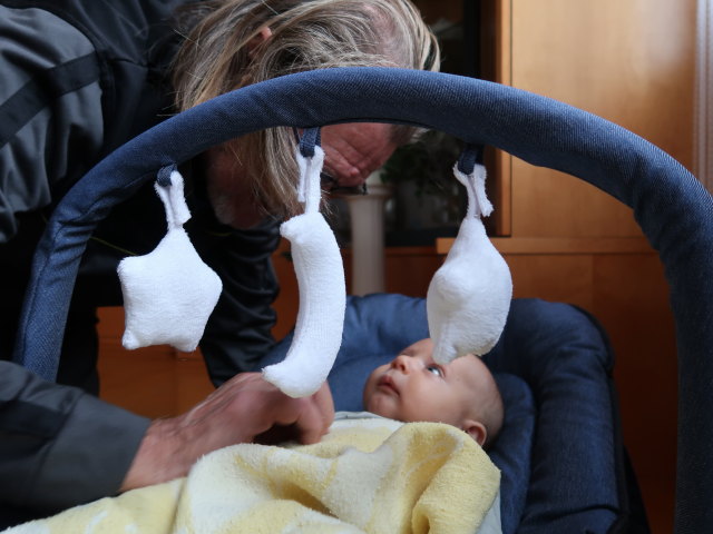 Papa und Nils im Haus meiner Eltern