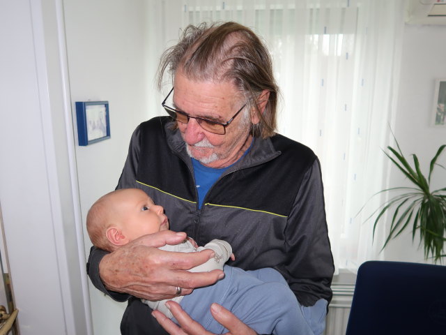 Nils und Papa im Haus meiner Eltern