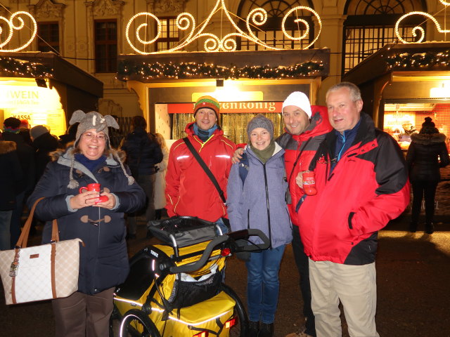 Doris, Jörg, Sabine, ich und Erich im Weihnachtsdorf Belvedere