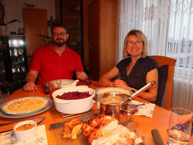 Markus und Mama im Haus meiner Eltern (24. Dez.)