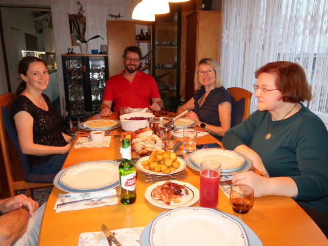 Sabine, Markus, Mama und Brigitte im Haus meiner Eltern (24. Dez.)