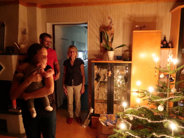 Sabine, Nils, Markus und Mama im Haus meiner Eltern (24. Dez.)