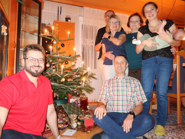 Markus, Papa, Mama, ich, Brigitte, Sabine und Nils im Haus meiner Eltern (24. Dez.)