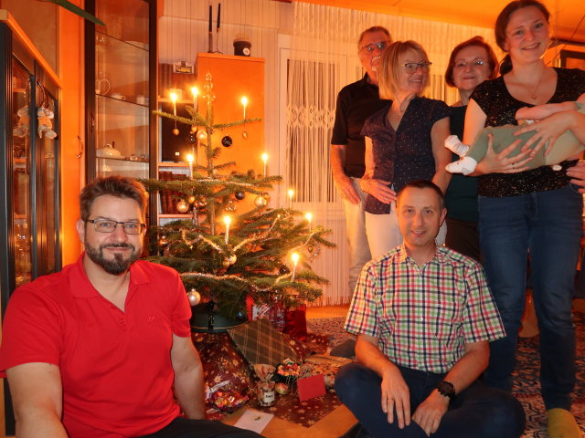 Markus, Papa, Mama, ich, Brigitte, Sabine und Nils im Haus meiner Eltern (24. Dez.)