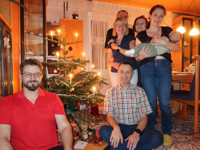 Markus, Mama, Papa, ich, Brigitte, Sabine und Nils im Haus meiner Eltern (24. Dez.)