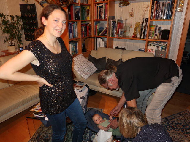 Sabine, Nils, Papa und Mama im Haus meiner Eltern (24. Dez.)