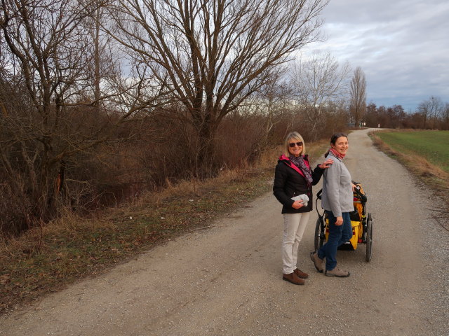 Mama und Sabine neben dem Marchfeldkanal zwischen Stallingerfeld und Deutsch Wagram