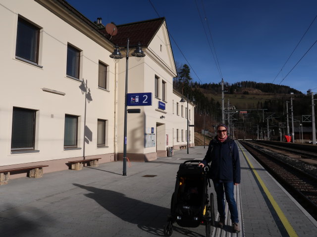 Nils und Sabine im Bahnhof Breitenstein, 791 m