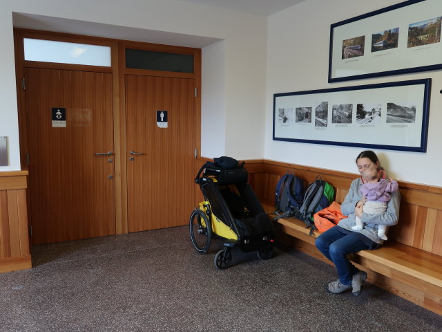 Sabine und Nils im Bahnhof Breitenstein, 791 m