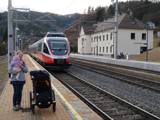 Nils und Sabine im Bahnhof Breitenstein, 791 m