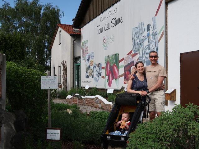 Nils, Sabine und ich im Kr&auml;utergarten