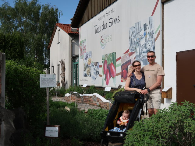 Nils, Sabine und ich im Kr&auml;utergarten