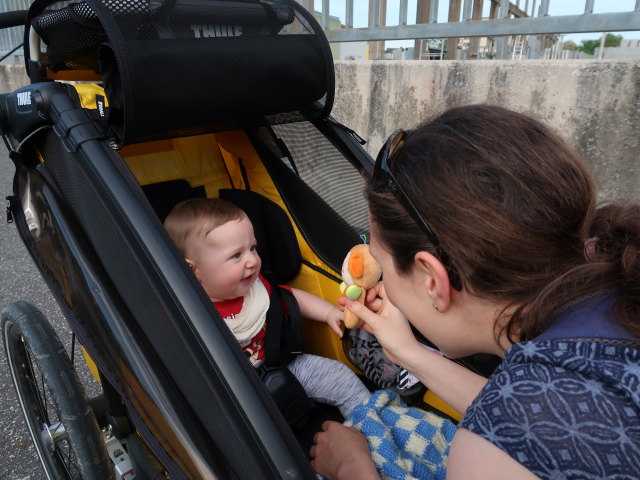 Nils und Sabine im Kr&auml;utergarten