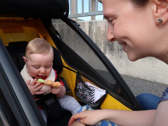 Nils und Sabine im Kr&auml;utergarten