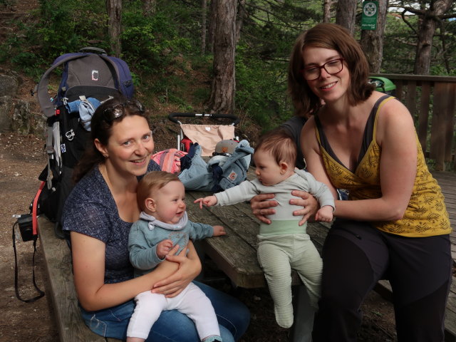 Sabine, Nils, Ella und Hannelore bei der Ein&ouml;dh&ouml;hle, 370 m