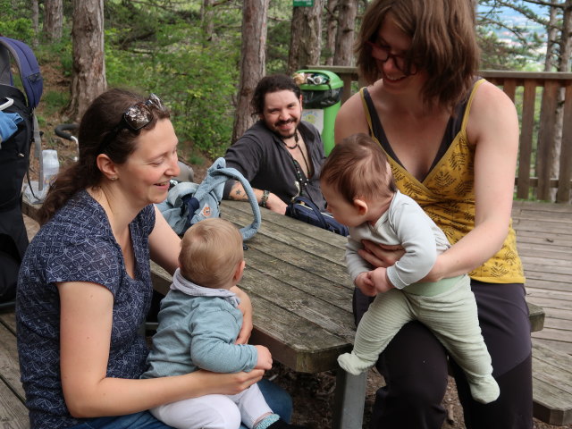 Sabine, Nils, Manuel, Ella und Hannelore bei der Ein&ouml;dh&ouml;hle, 370 m