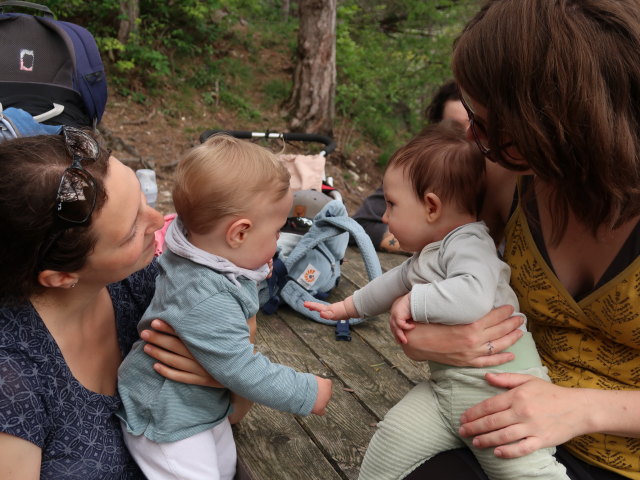 Sabine, Nils, Ella, Manuel und Hannelore bei der Ein&ouml;dh&ouml;hle, 370 m
