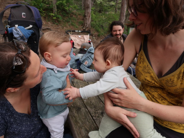 Sabine, Nils, Ella, Manuel und Hannelore bei der Ein&ouml;dh&ouml;hle, 370 m