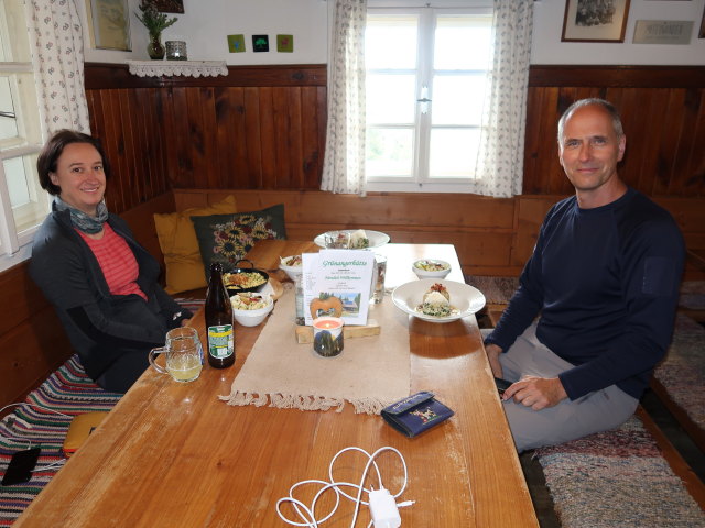 Carmen und Frank in der Gr&uuml;nangerh&uuml;tte, 1.575 m (14. Juni)
