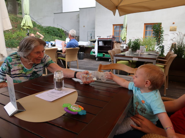 Oma und Nils im Sch&uuml;ttkasten Geras