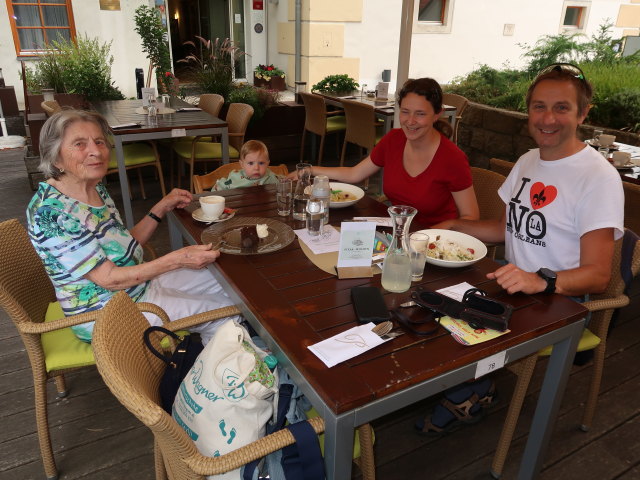 Oma, Nils, Sabine und ich im Sch&uuml;ttkasten Geras