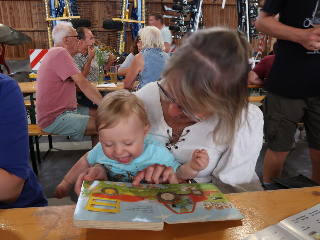 Nils und Mama im &Ouml;sterReis-Hof in Gerasdorf
