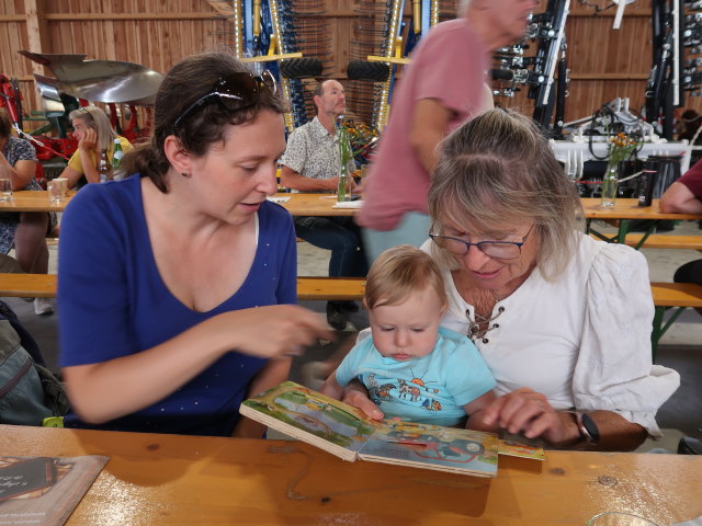Sabine, Nils und Mama im &Ouml;sterReis-Hof in Gerasdorf