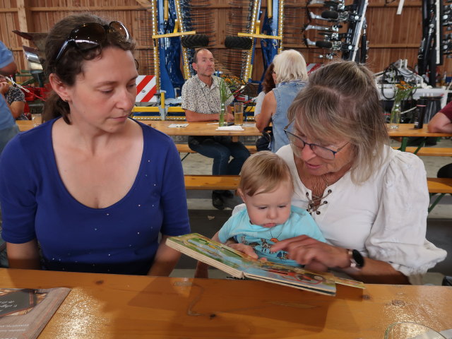 Sabine, Nils und Mama im &Ouml;sterReis-Hof in Gerasdorf