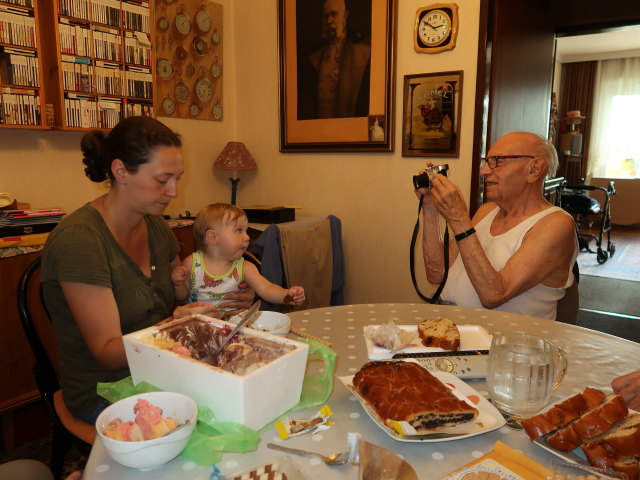 Sabine, Nils und Johann in der Wohnung von Sabines Gro&szlig;eltern